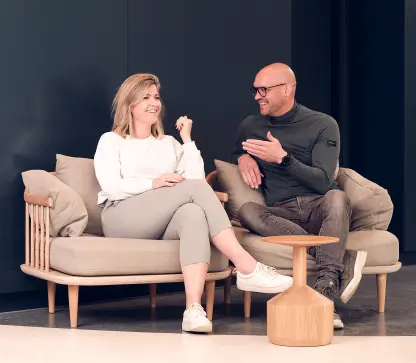 Persoonality collega's zitten in twee losse stoelen en zijn met elkaar in gesprek
