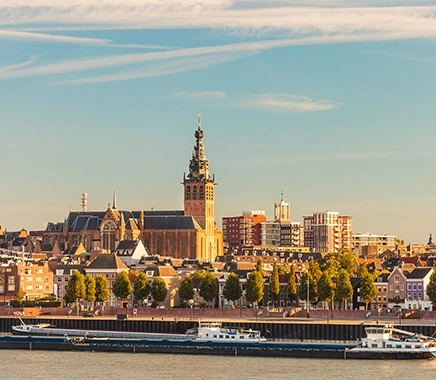 Skyline van Nijmegen met op de achtergrond de stevenskerk