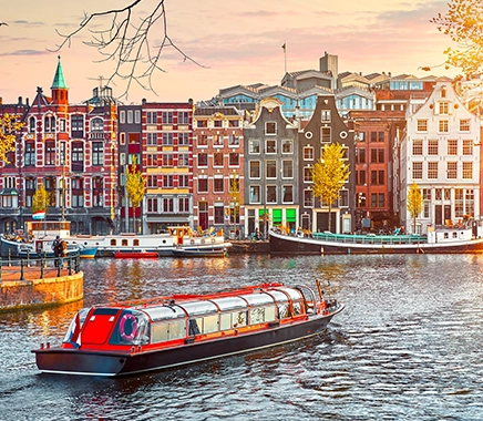 Rondvaartboot op de grachten van Amsterdam